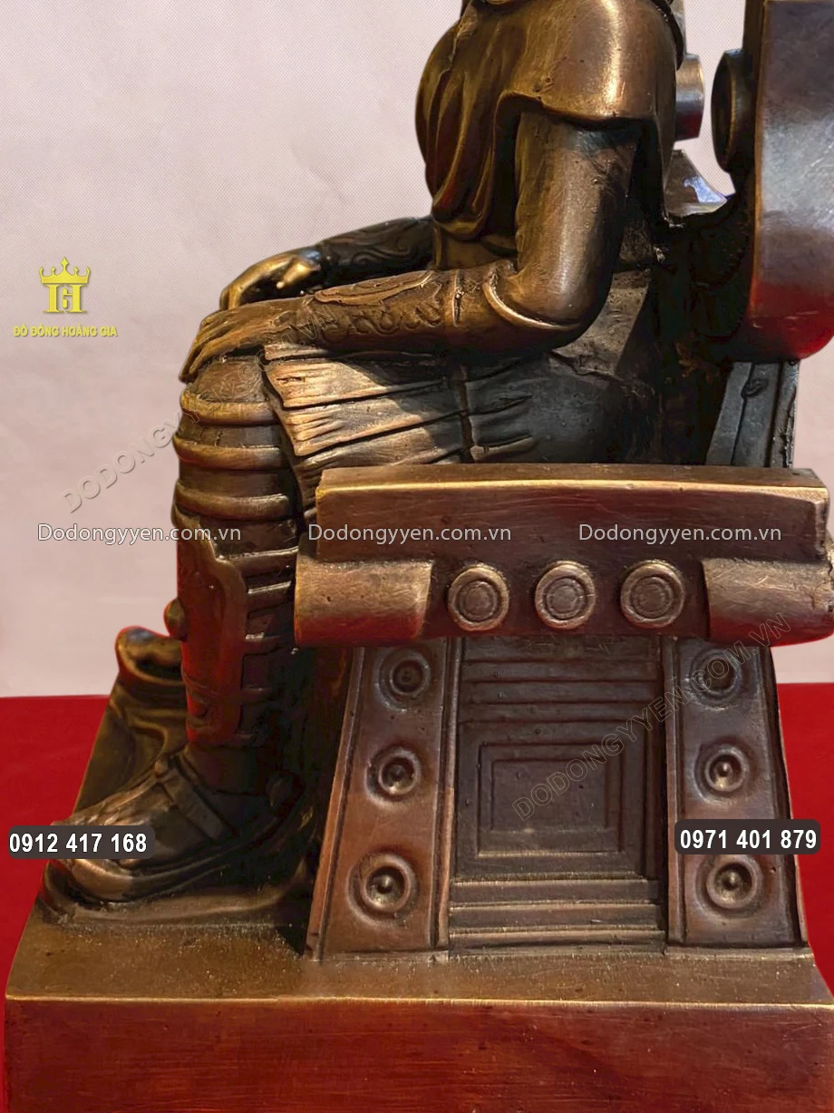 Từng họa tiết được chăm ch&uacute;t tỉ mỉ bởi đ&ocirc;i b&agrave;n tay t&agrave;i hoa của c&aacute;c nghệ nh&acirc;n